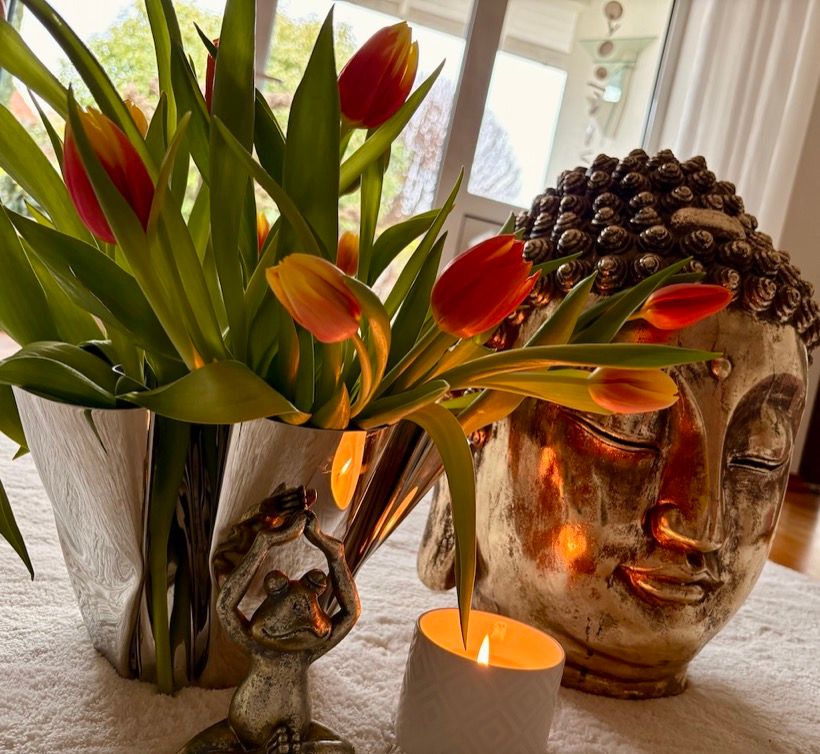 Zen-Dekoration mit Klangschale, Kerzenhaltern und Yoga-Frosch